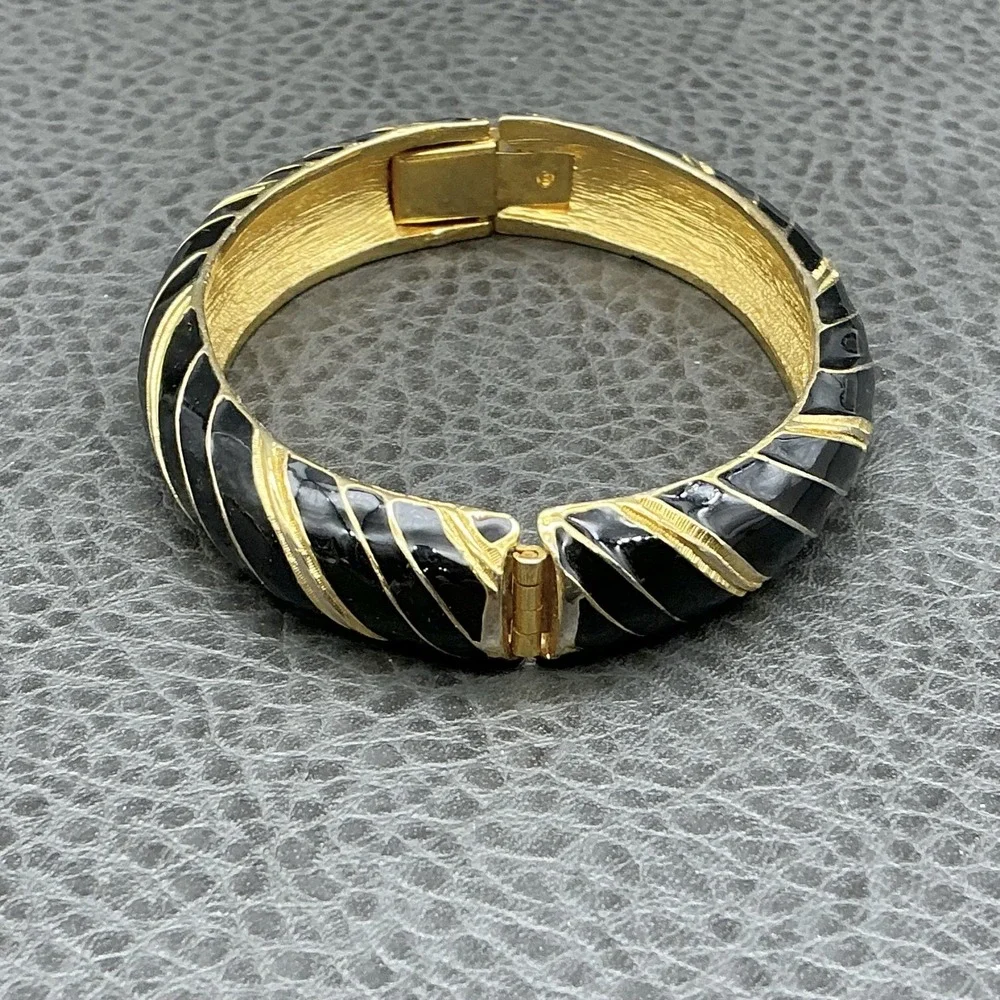 Vintage‎ Dotty Smith Bracelet Black Enamel Gold Tone Bangle Womens Jewelry